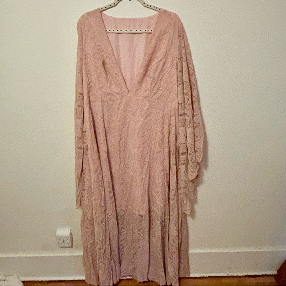 🎀 PLUS Lace Dress 🎀 - Picture 4 of 10